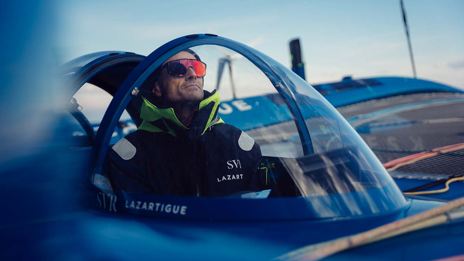 Franck Cammas dans le cockpit du SVR-Lazartigue Franck Cammas skippeur