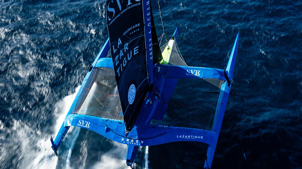 Photo du trimaran vue du ciel Photo du trimaran vue du ciel